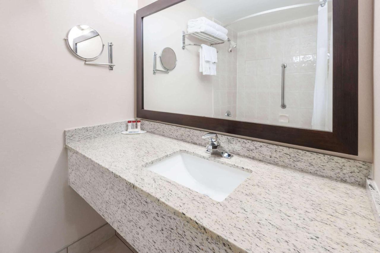 Ramada By Wyndham Edmonton South Hotel Luaran gambar